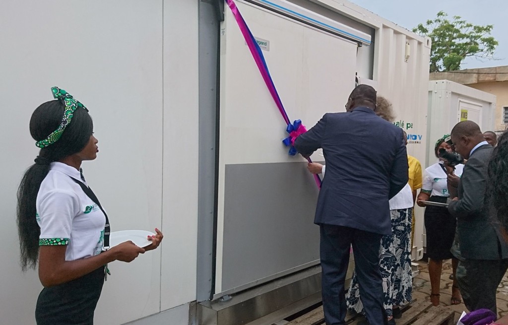Cutting of the ribbon by Mr. Gaston Dossouhoui, Minister of Agriculture, Livestock and Fisheries of Benin, and Ms. Dale of Partners for Development USA